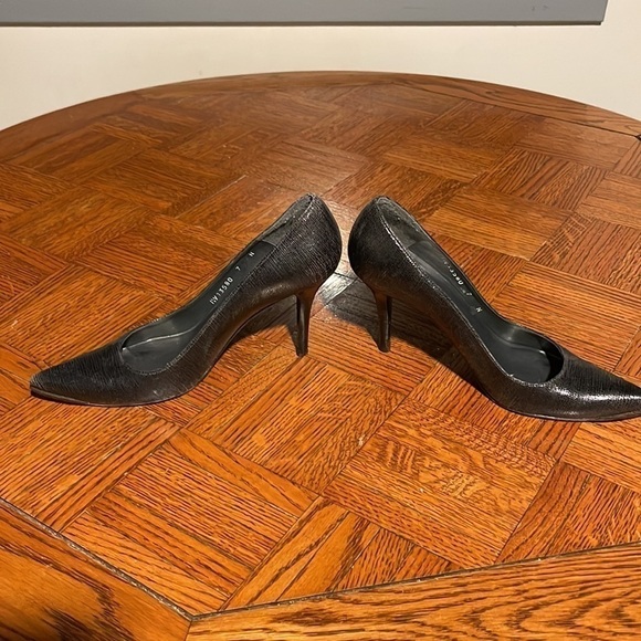 Stuart Weitzman Croc Embossed Leather Pumps. Excellent condition. Size 7 - Picture 2 of 7